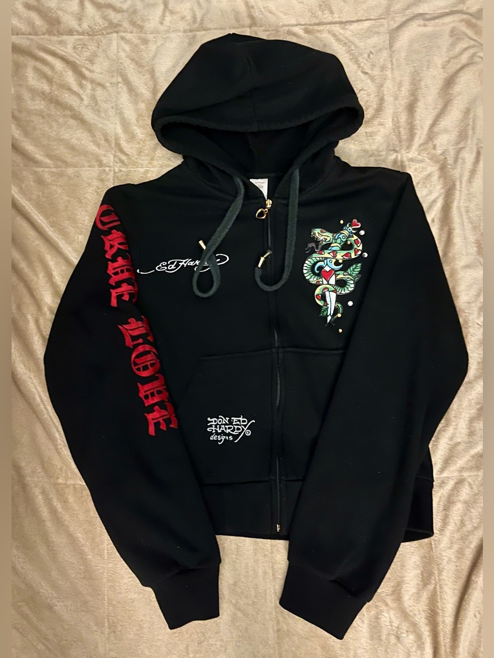 Vintage Ed Hardy Sweatshirt ❤️❤️
TRUE LOVE ❤️